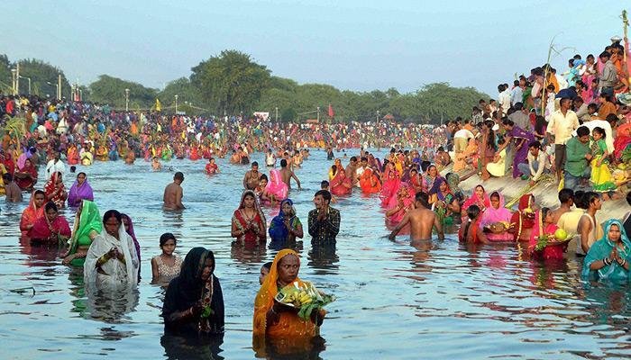 मिथिलामा सुरु भयो छठ पर्व : घाटहरूमा सजावट र श्रद्धालुहरूको भीड
