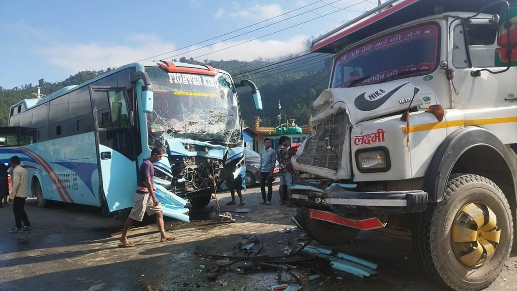धादिङमा बस र टिपर ठोक्किए, ११ जना घाइते
