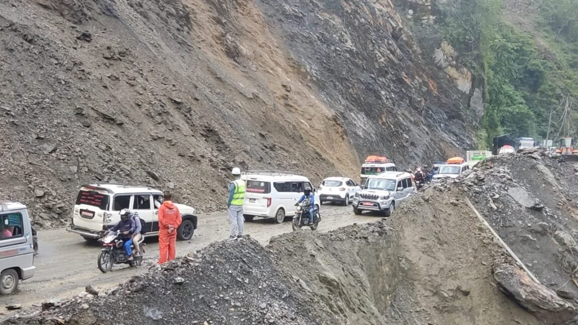 चितवनमा ‘होल्ड’ गरिएका गाडीहरू पठाउन थालियो गन्तव्यतर्फ