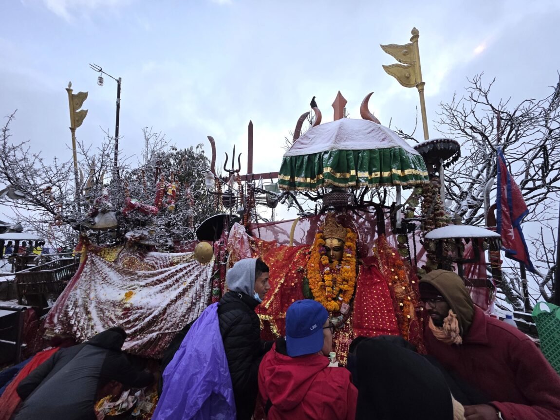 ताप्लेजुङको पाथीभरा क्षेत्रमा यस वर्षको पहिलो हिमपात