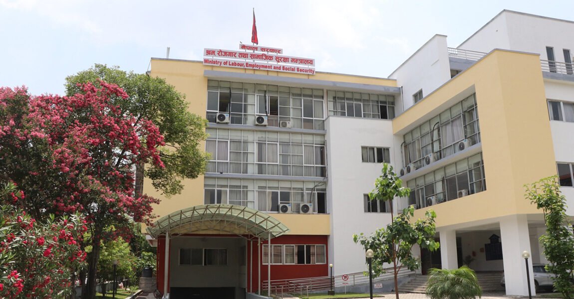 यूएईले नेपाली कामदारबाट थप १४ हजार २०० रूपैयाँ असुल्दै, शुल्क हटाउन कूटनीतिक पहल