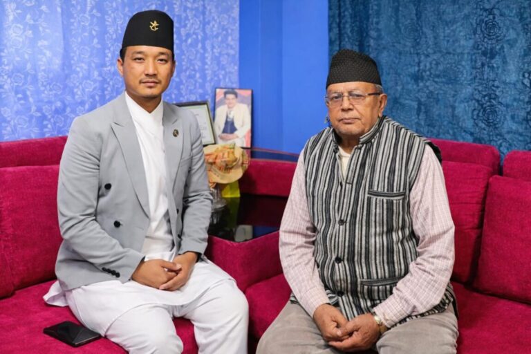 एमाले प्रदर्शनमा कुटिएका वृद्धलाई गृहमन्त्री सुदन गुरुङले घरमै गएर भेटे