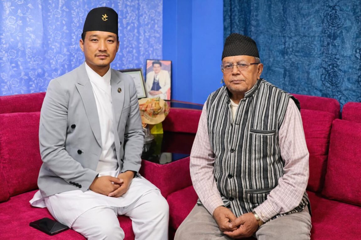 एमाले प्रदर्शनमा कुटिएका वृद्धलाई गृहमन्त्री सुदन गुरुङले घरमै गएर भेटे