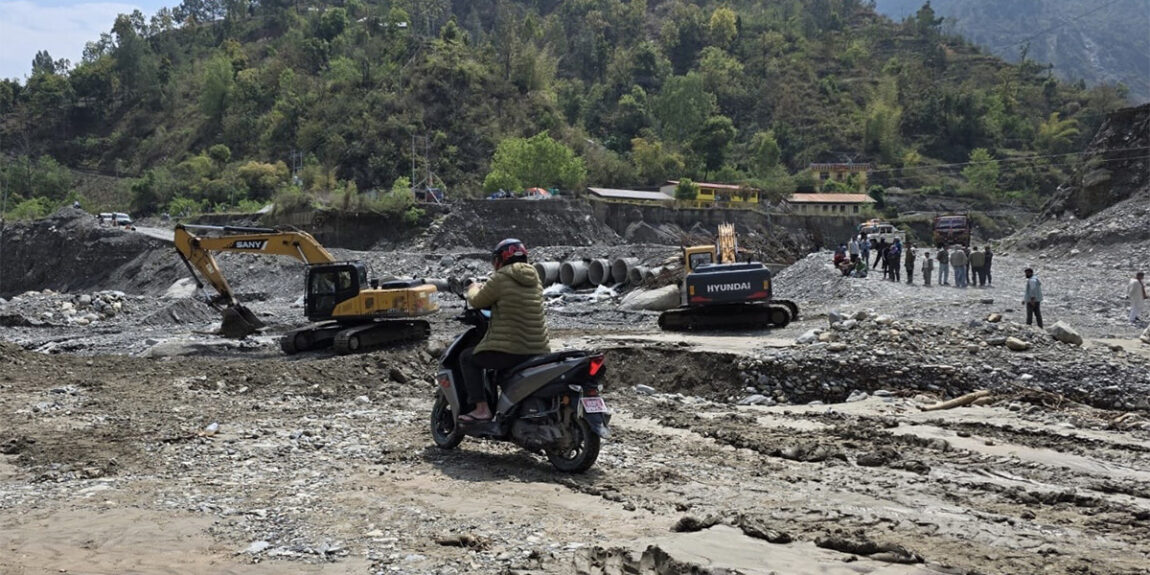 वर्षापछि बाढीले डाइभर्सन बगाउँदा बीपी राजमार्ग अवरुद्ध