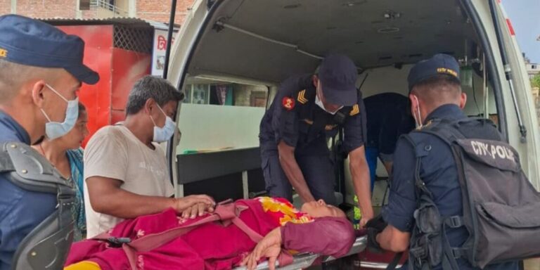 थापाथलीस्थित सुकुम्बासी बस्तीमा डोजर चल्दा हेर्न नसकेर महिला अचेत, वीर अस्पतालमा भर्ना