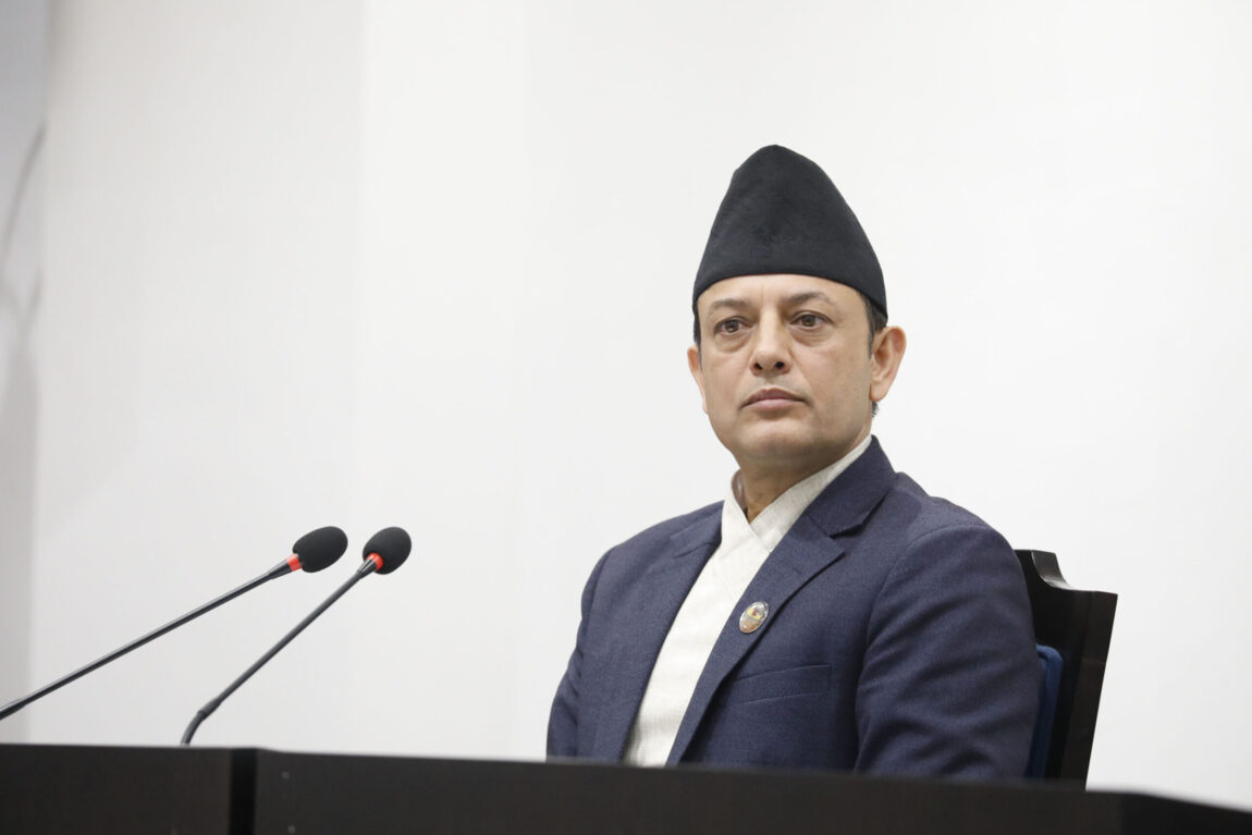 संसदमा नयाँ बहस– सभामुख प्रवेश गर्दा किन उठेनन् दुई मन्त्री ?