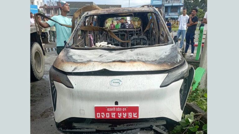 भरतपुरमा गुडिरहेको कारमा आगो लाग्दा एकजनाको मृत्यु